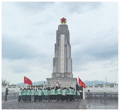 学生在于都烈士纪念园的革命烈士纪念碑前开展纪念活动。