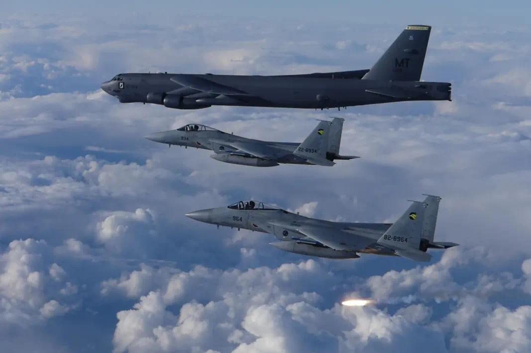 美国B-52H战略轰炸机与日本航空自卫队F-15J战斗机开展联合飞行。 图源:美军太平洋司令部