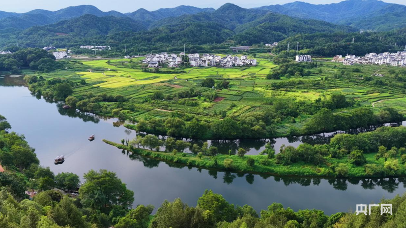 月牙形的绿洲环抱婺源县石门村（央广网发 肖江峰 摄）