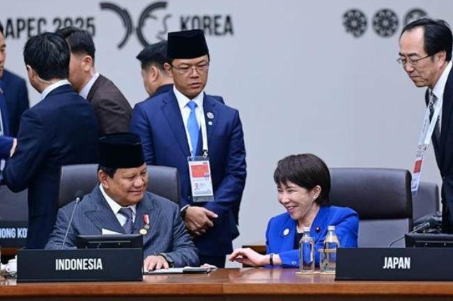 2025年10月APEC韩国峰会时间，高市早苗与普拉博沃会面。