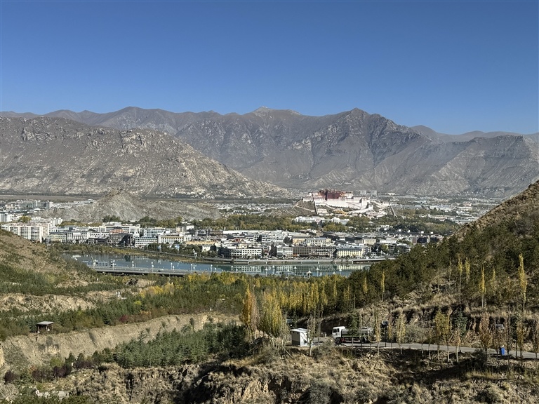 图为拉萨南北山绿满山坡。