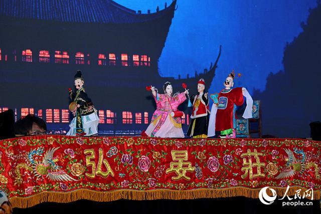 布袋木偶戏灵动演绎千年古韵。人民网记者 陈博摄
