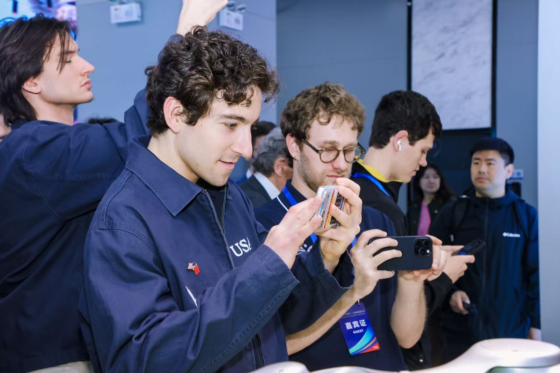 代表团参观北京亦庄“机器人大世界”