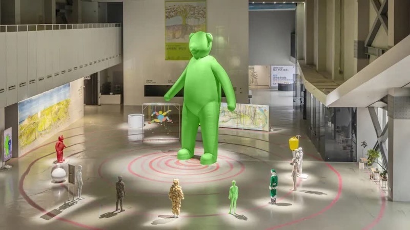 2025年上海当代艺术博物馆“从山谷中来”展览现场，呈现作品《伊贝尔泰迪》