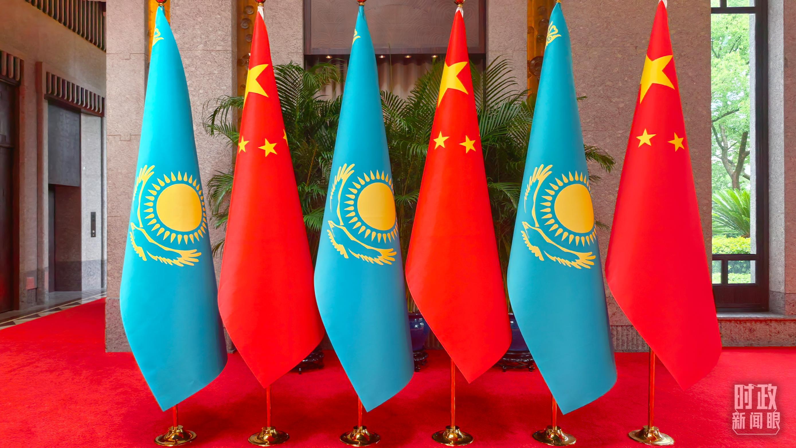 △会见现场的中哈两国国旗。（总台央视记者史伟拍摄）