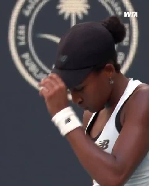 穆霍娃拿高芙一点办法都没有，高芙6-1拿下第一盘