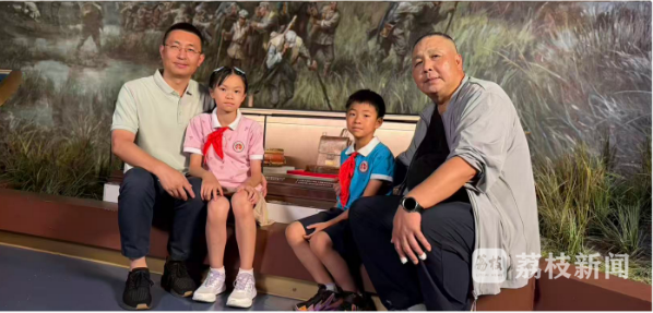 周广才后人参观半截皮带 右一为周国平