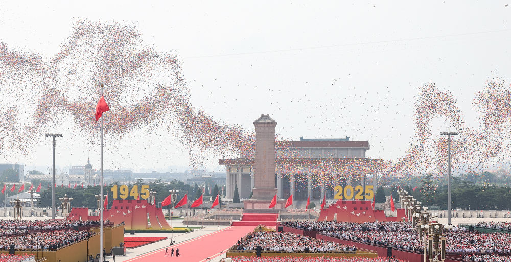 2025年9月3日，纪念中国人民抗日战争暨世界反法西斯战争胜利80周年大会在北京隆重举行。这是纪念大会现场放飞和平鸽和气球。新华社记者 姚大伟 摄