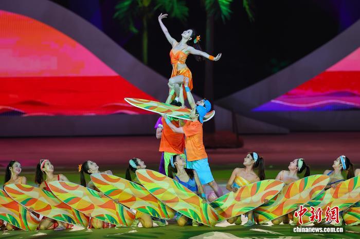 4月22日晚，第六届亚洲沙滩运动会开幕式在海南三亚举行。图为开幕式上的文艺表演。　中新社记者 骆云飞 摄