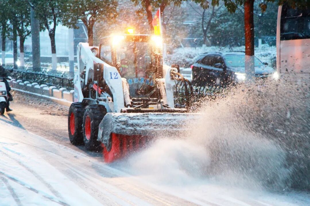 1月20日,江苏省南京市环卫集团的扫雪车在清扫路面积雪/新华社发(刘建华摄)