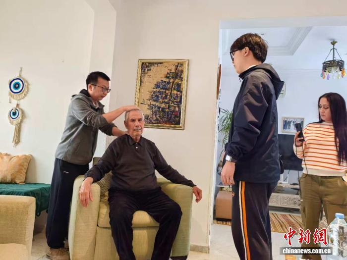 图为2025年2月，宗懿正在为当地民众诊疗。　受访者供图