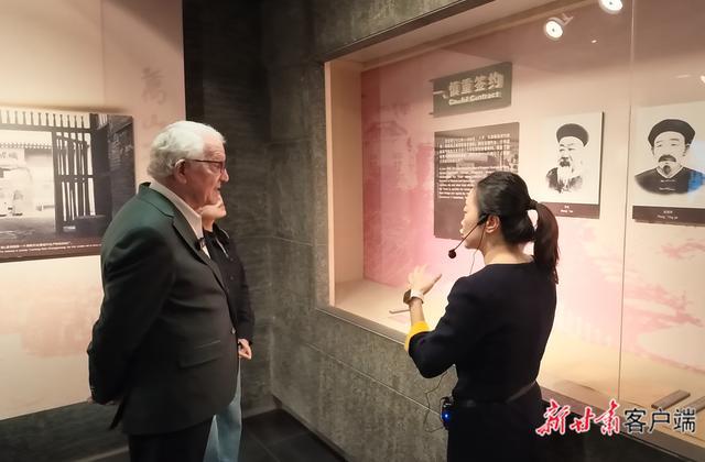查尔斯·考特曼在兰州黄河桥梁博物馆参观。本文图片由新甘肃·甘肃日报记者马颖摄