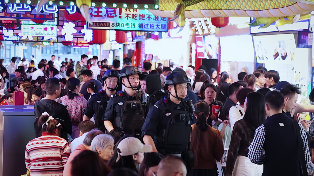 假期期间,民警正在小吃街巡逻。 警方供图png