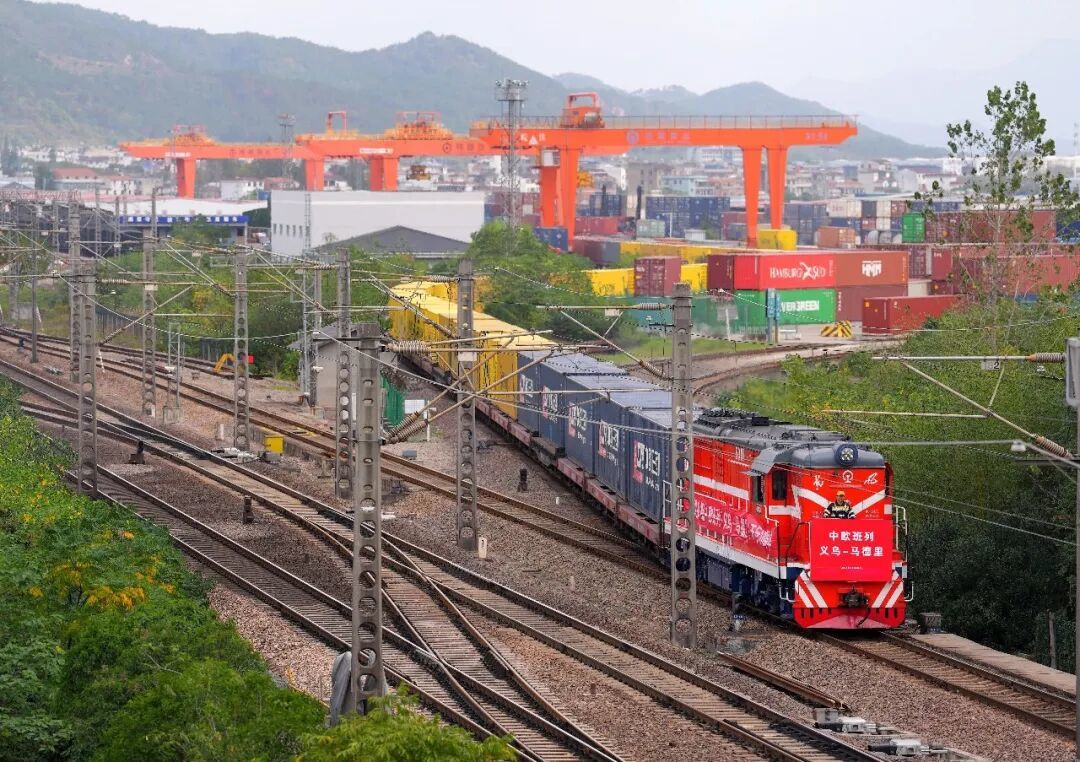 中欧班列从义乌西站驶出 / 新华社记者 邢广利 摄