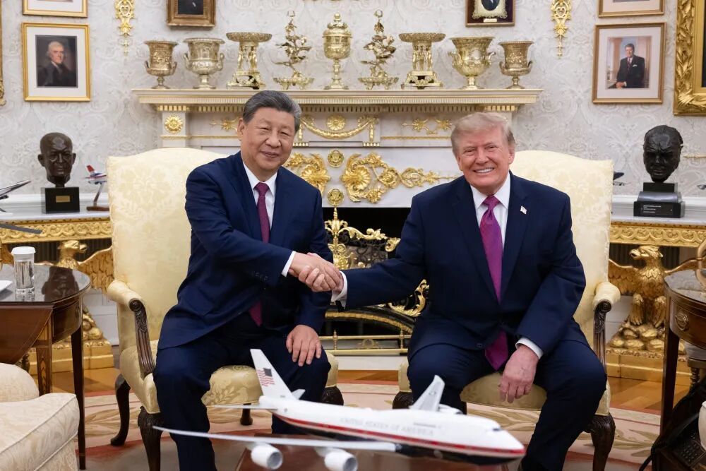 当地时间9月24日上午,国家主席习近平同美国总统特朗普在白宫椭圆形办公室小范围交流。图片来源:新华社 谢环驰 王晔 摄