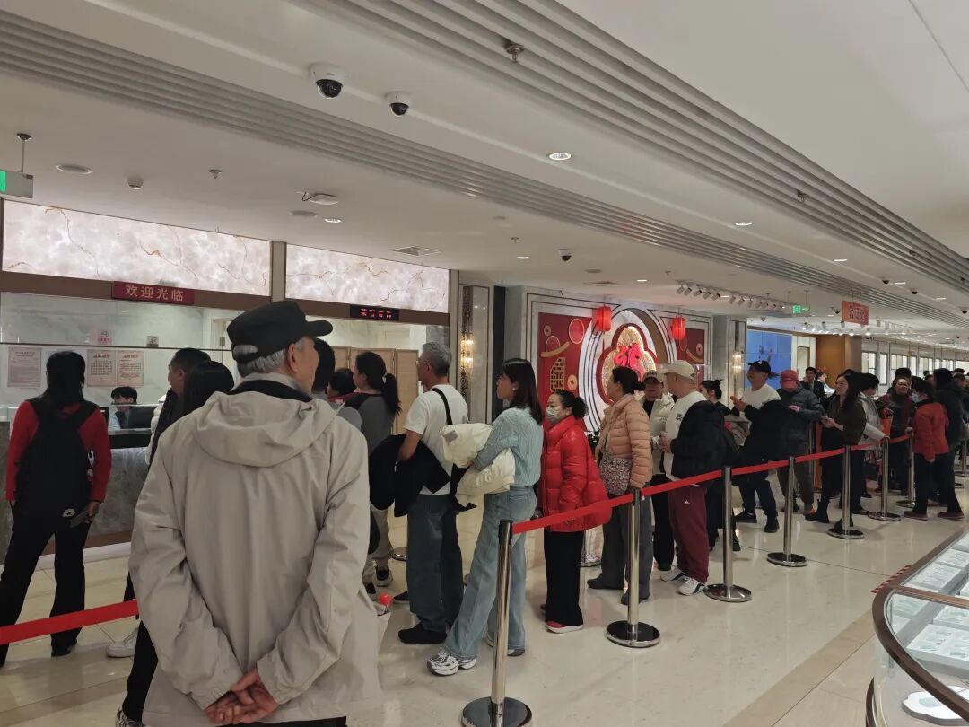 ▲卖金人排着长队。图源/《财经天下》