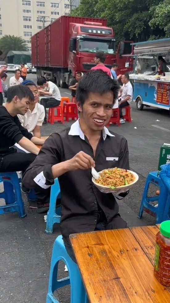 “老表”在街头吃饭 (视频截图)