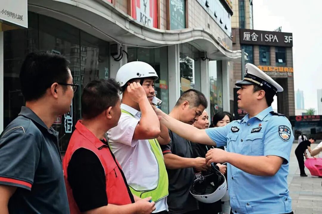 长沙公安交管部门联合企业免费向市民发放10000顶头盔。本版图/长沙市公安局交通管理支队供