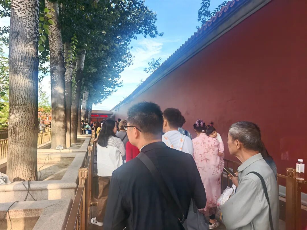 9月9日早晨,人们排队前往天安门广场,瞻仰毛主席纪念堂。驻京记者柯丽芬 摄
