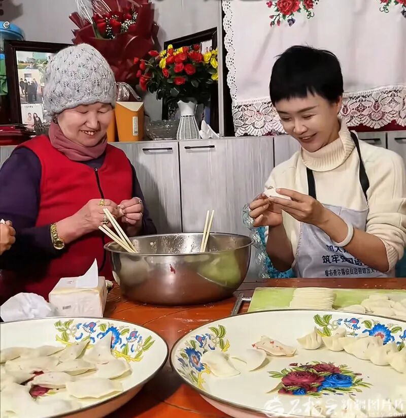 贺娇龙在昭苏县牧民家中和乡亲们包饺子、话家常。资料图片