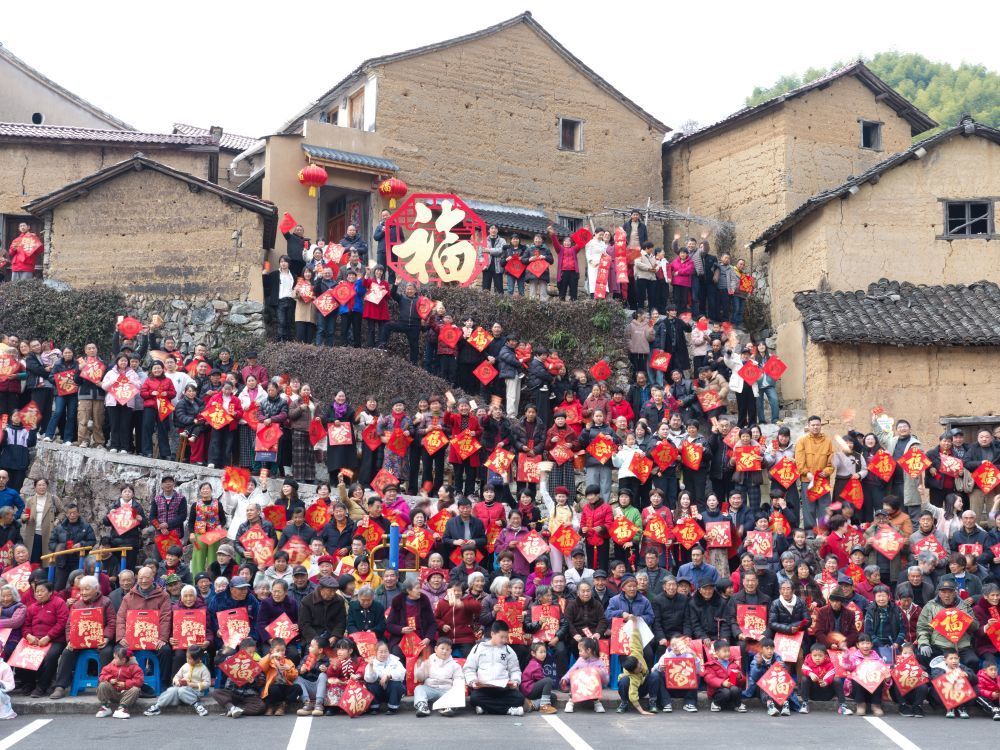2月13日,在浙江省绍兴市新昌县儒岙镇东山村,全村男女老少欢聚一堂,用一张“全村福”定格团圆的美好瞬间。新华社发(章斌摄)