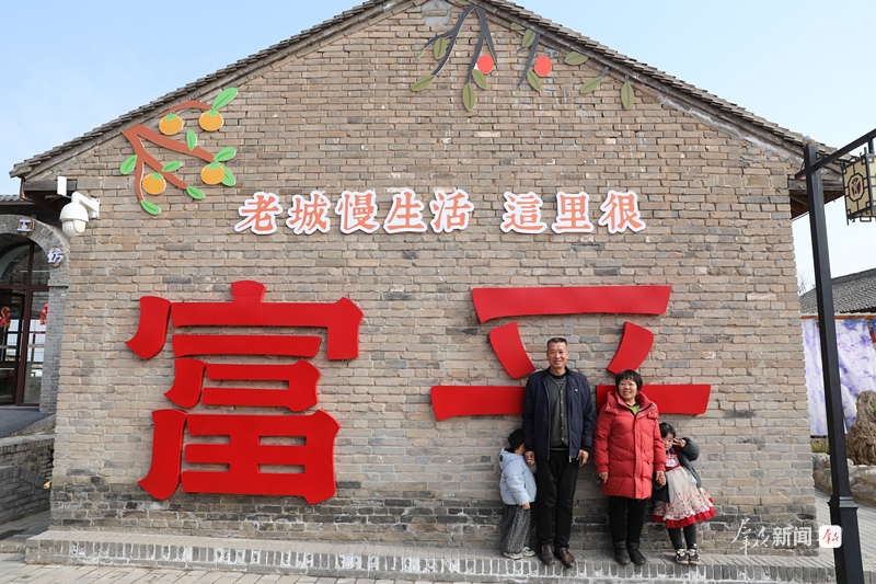 2月3日,在富平老城景区,周边村民拍照打卡。