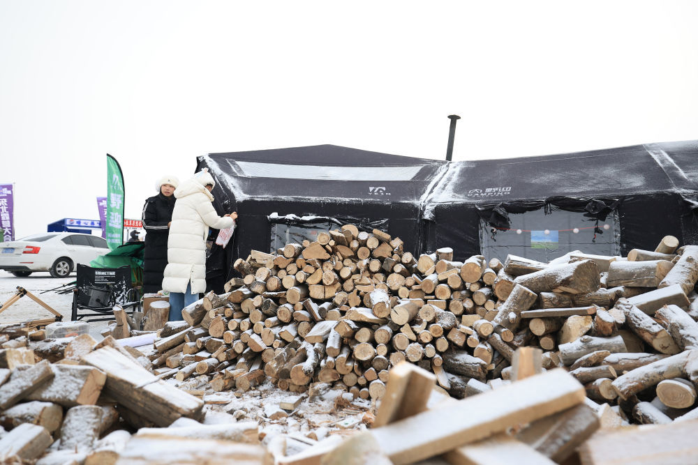 ↑1月12日,在黑龙江齐齐哈尔市举办的第四届东北露营大会现场,露营爱好者搭建帐篷。新华社发(徐率摄)