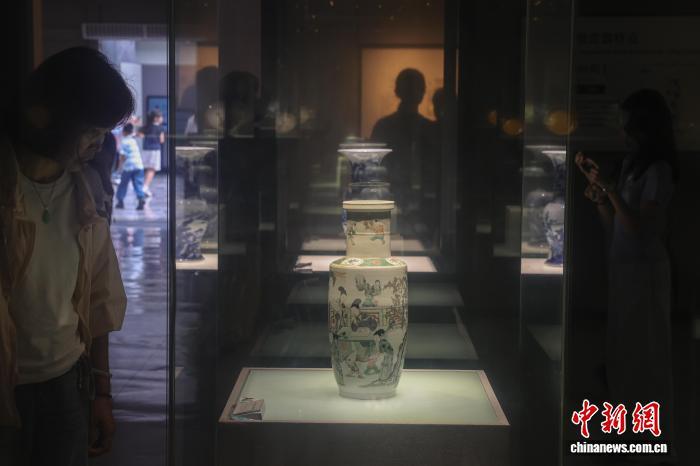 7月7日，游客在江西景德镇中国陶瓷博物馆参观。正值暑期，景德镇中国陶瓷博物馆参观人气旺，该馆陈列着景德镇各个不同历史时期生产的陶瓷数万件。　刘力鑫 摄