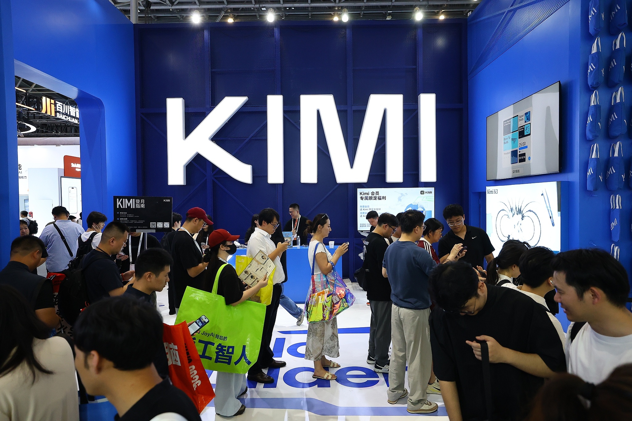 7月20日，上海，2026世界人工智能大会，月之暗面公司开发的AI大模型Kimi K3亮相 视觉中国