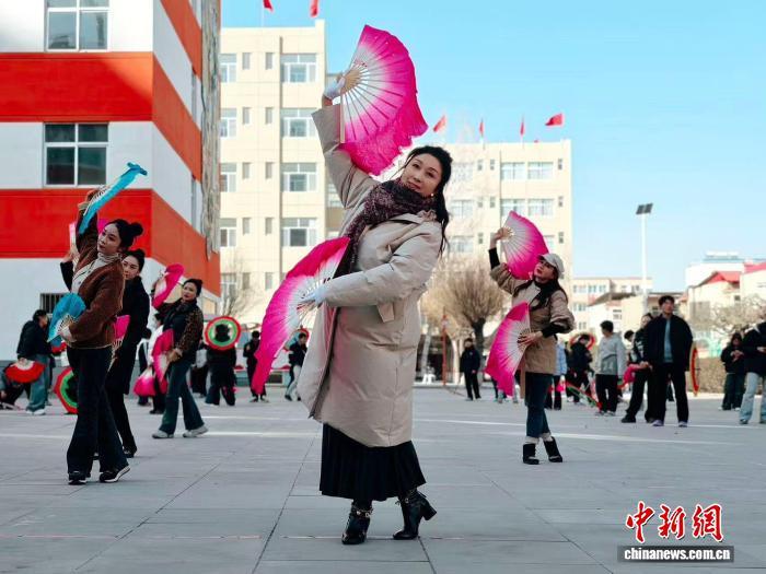 2月11日,郑冬瑞(图中)正进行演出前的排练。刘建朵 摄