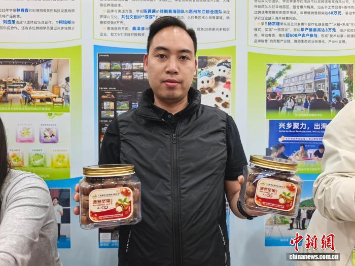 2026年1月，李永琪介绍产品。　中新社记者 张璐 摄