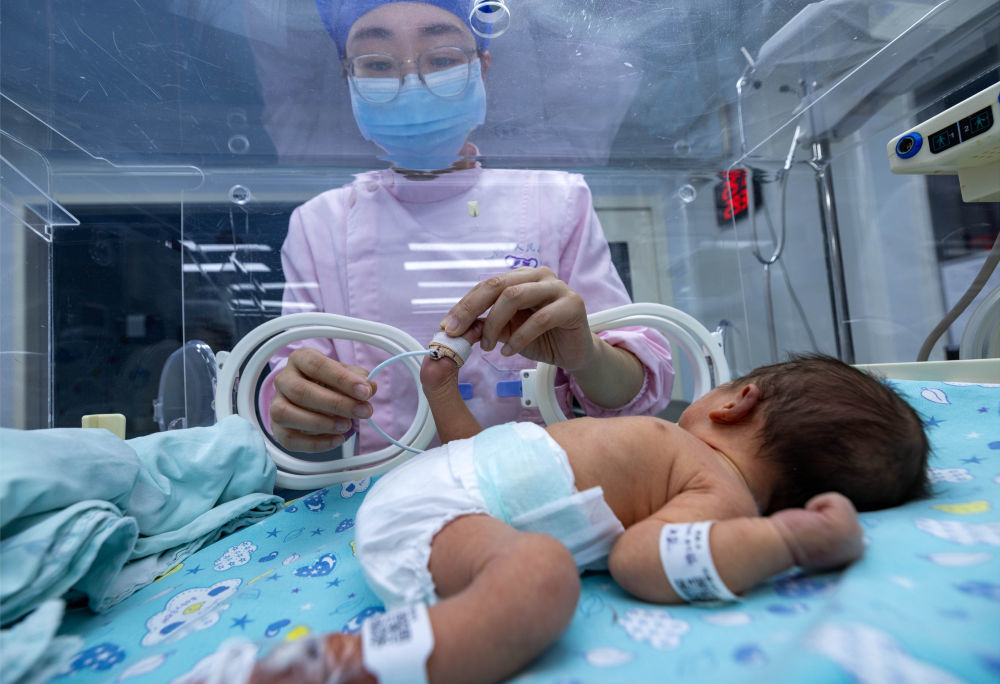 ↑ 2月16日，在南京医科大学附属泰州人民医院新生儿科，护士为新生儿护理。新华社发（汤德宏摄）