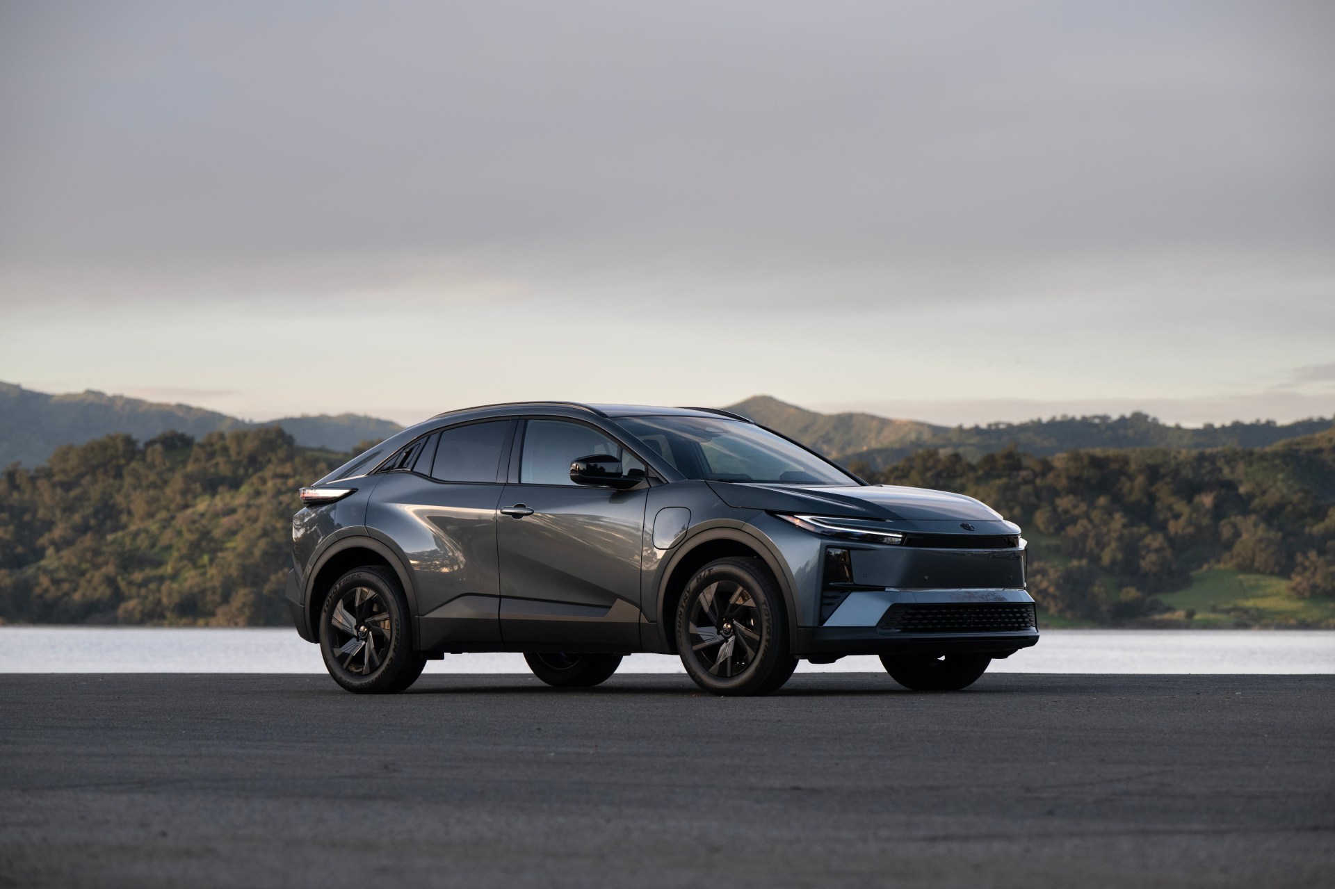 2026_Toyota_C-HR_SE_Overcast_016.jpg (1920&times;1279)
