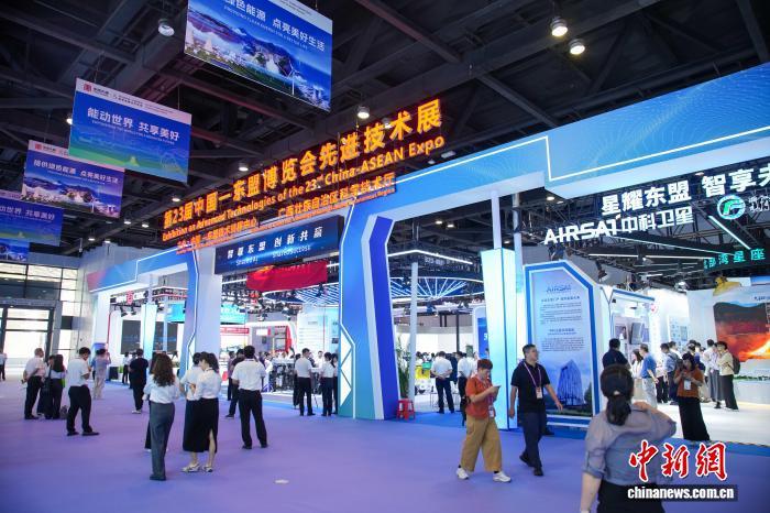 图为东博会先进技术展区人头攒动。陈冠言 摄