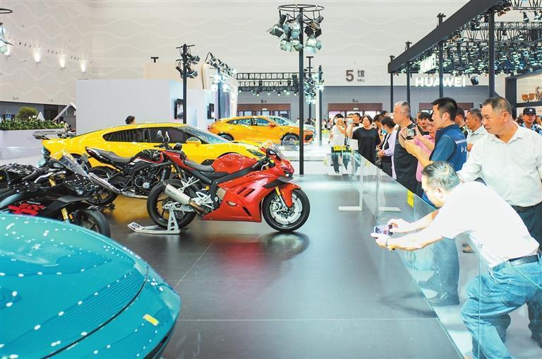 4月17日实盘配资炒股最新，人们在第六届消博会免税与高端精品展区的张雪机车前驻足拍照。新华社发