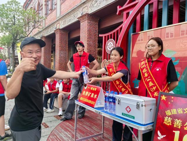 免费赠水志愿服务(图片来源:鲤城区委社会工作部)