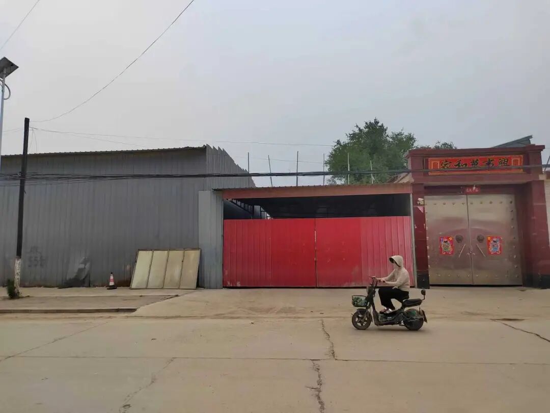 涉事水泥经销店的两扇红色大门已经上锁。摄影/本刊记者 周群峰