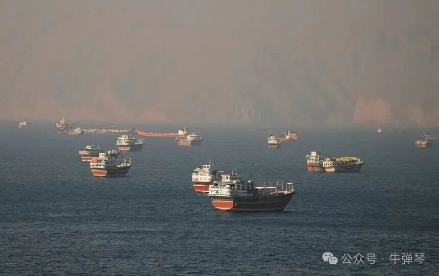 6月15日从阿曼穆桑达姆望向霍尔木兹海峡的船只。