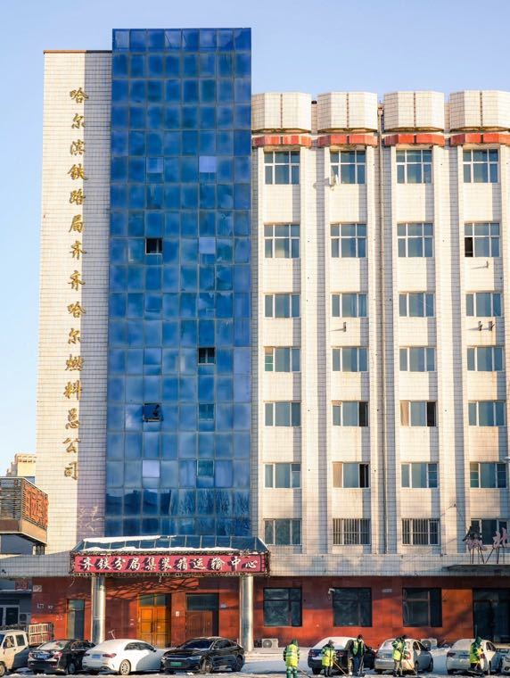 齐齐哈尔火车站附近的景象。王雅洁/摄。