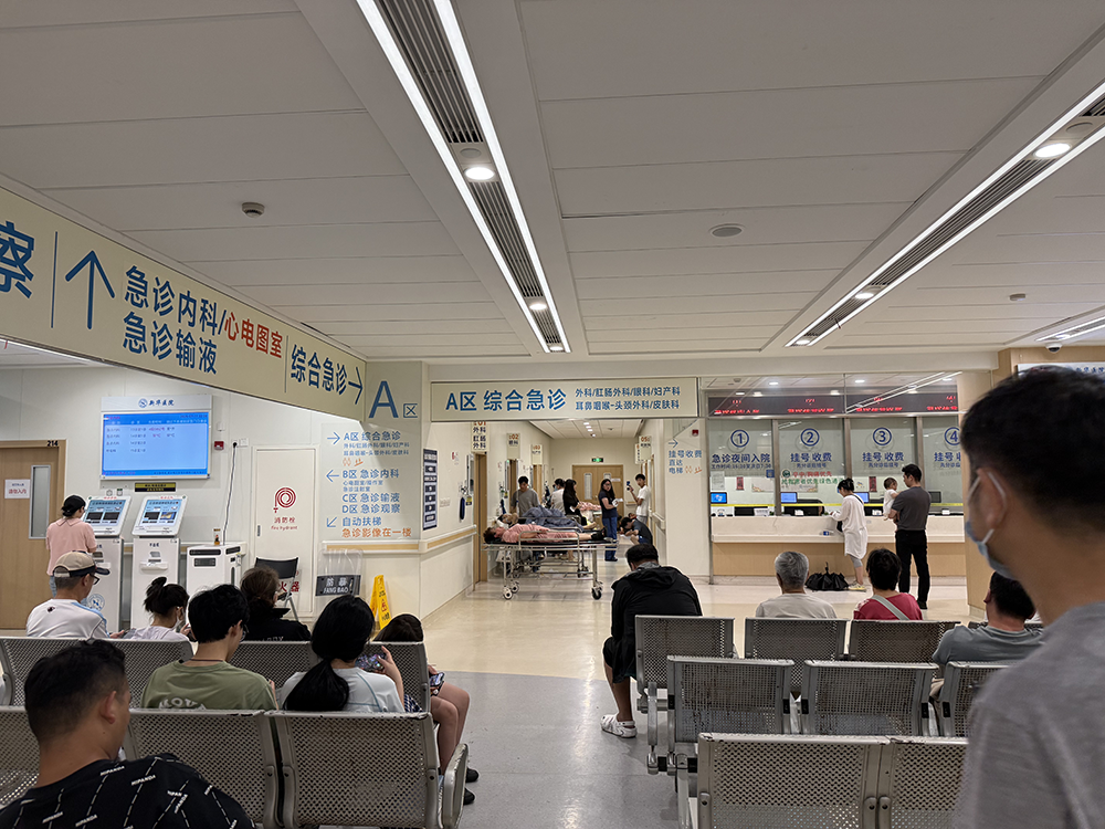 7月11日22时30分左右，上海杨浦区的交大医学院附属新华医院急诊2楼内科诊区，皮肤科诊室前排起五六人的队伍。