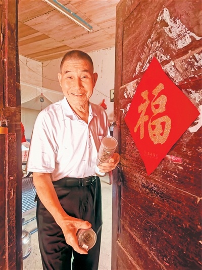 村民陈泽申的老宅被改造成农特产品超市,他售卖的商品物美价廉,受到各地游客的青睐,日子越过越红火。