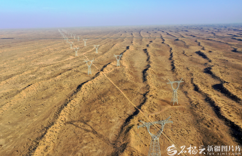 五彩湾北—乌北750千伏输电线路工程穿越准噶尔盆地。马元 摄