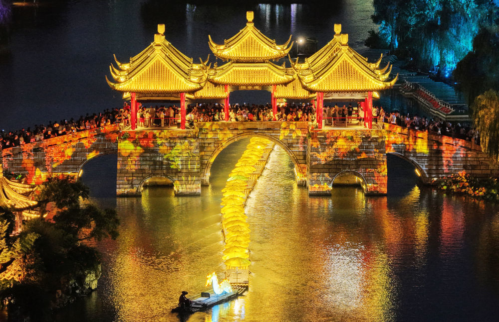 8月3日,在江苏扬州瘦西湖风景区,游客在观赏“水上游龙”巡游(无人机照片)。新华社发(孟德龙摄)