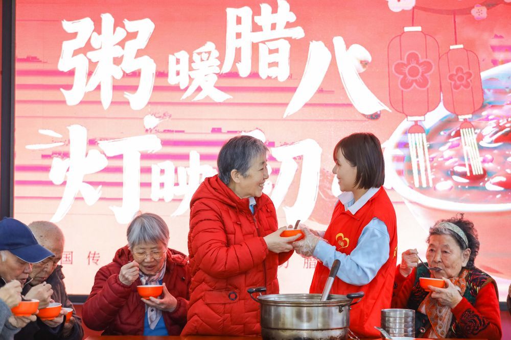2026年1月26日,在山东省青岛市李沧区颐福养老院,志愿者为老人们送上腊八粥。新华社发(张鹰摄)