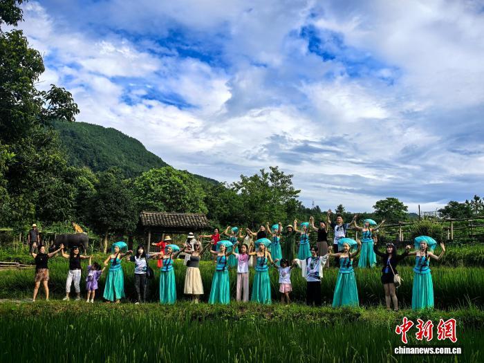 7月9日,两岸同胞共同体验“开秧门”节目。邓竣缤 摄