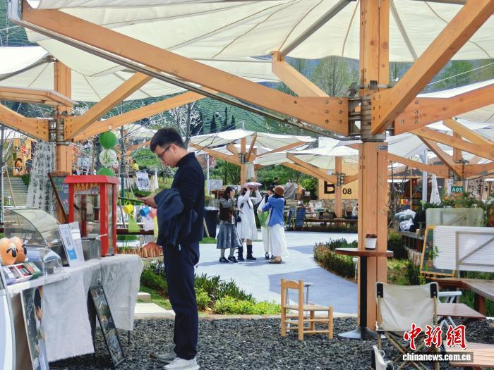 2026年4月,游客在安吉县溪龙乡“白茶原野集”游玩。叶静珽 摄