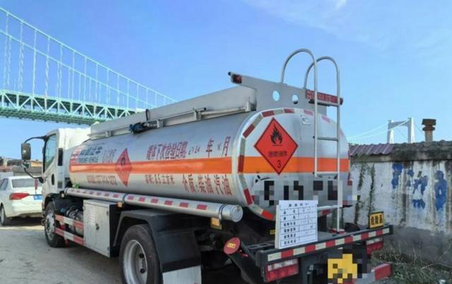 我和闺蜜去加油站想加92号油却被告知没有了,转而要95号也没货,正纳闷时油罐车一来两种油就都有了,原来油罐车内部分仓独立不会混装-有驾