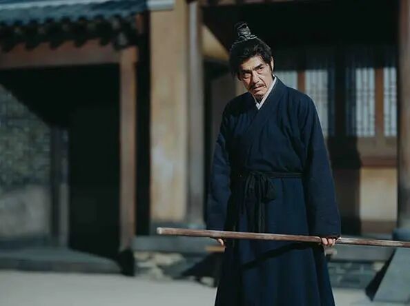 佐藤浩市饰演的王进