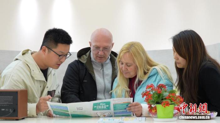 浙江湖州，织里童装商户与外国客商交流。吴明宪 摄