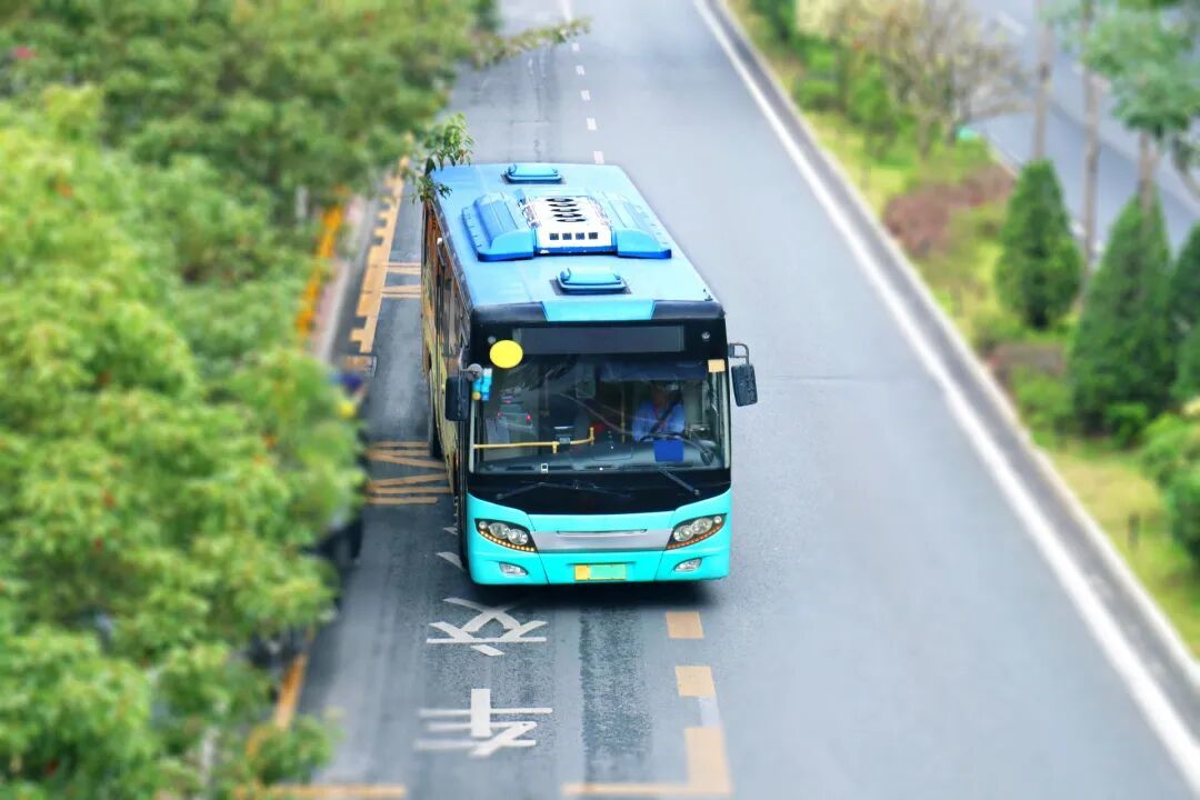 摄图网_501193267_马路上的一辆蓝色的公交车大巴车(企业商用).jpg